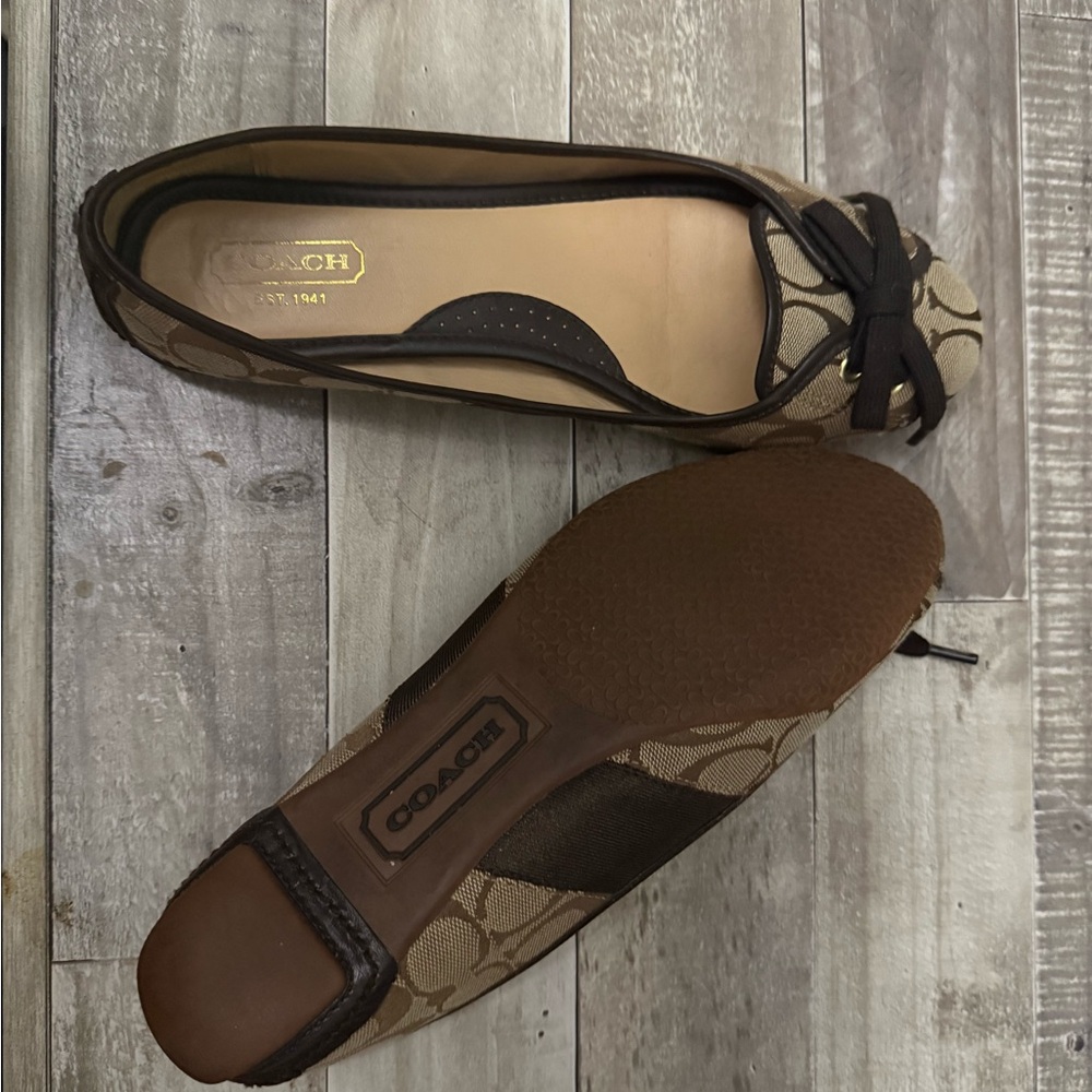 Coach Women's Tan and Black Loafers